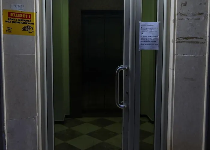 Select 9 * ティラナ