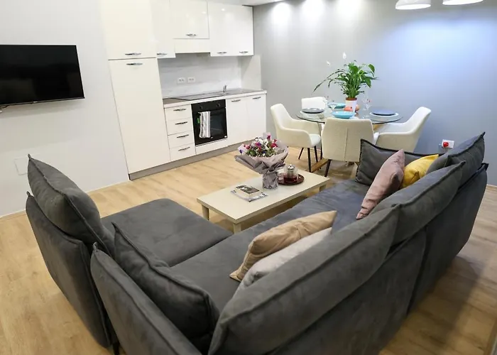 Select 9 * ティラナ