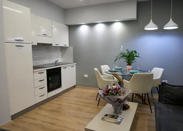 Select 9 ティラナ